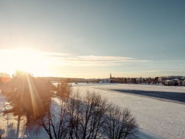 Donmuş Ounasjoki nehri güneşli bir günde Rovaniemi, Laponya 'da