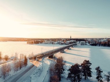 Laponya 'daki Ounasvaara' dan Rovaniemi 'ye giden köprünün hava görüntüsü.