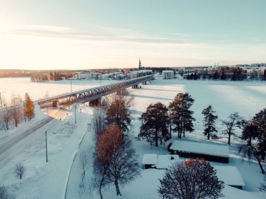 Laponya 'nın güneşli kış gününde karlı Rovaniemi' nin hava manzarası