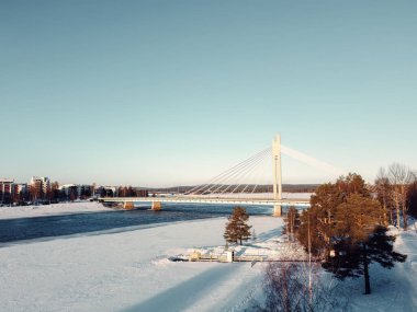 Lumberjack Candlestick köprüsü Rovaniemi, Laponya 'daki donmuş nehir üzerinde.