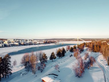 Kışın Laponya, Rovaniemi 'de çoğunlukla donmuş nehir manzarası