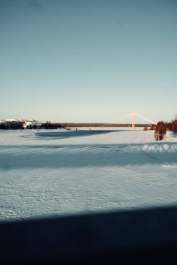 Kışın Rovaniemi 'den geçen nehir Laponya' nın güneşli bir gününde