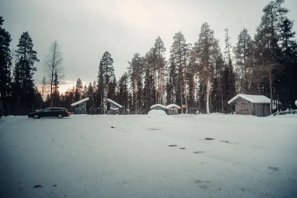 Rovaniemi 'deki Vaattunkikongas' taki karlı otopark, kışın Laponya