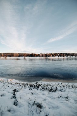 Ounasvaara 'daki sonbahar ormanı Rovaniemi, Laponya' da nehrin karşısına vurmuştu.