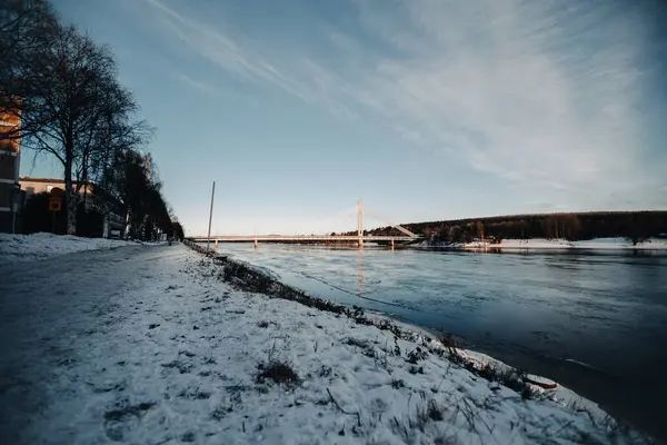 Ounasjoki nehri ve köprüsü Rovaniemi, Laponya 'da kış başında vuruldu.