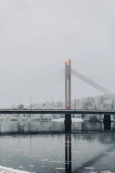 Lumberjack Candlestick köprüsü, karlı sonbahar gününde Rovaniemi, Laponya 'da