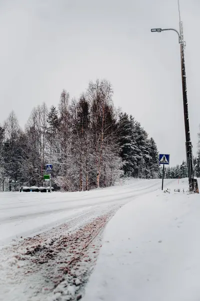 Rovaniemi 'de çamurlu karlı bir cadde, kışın Laponya