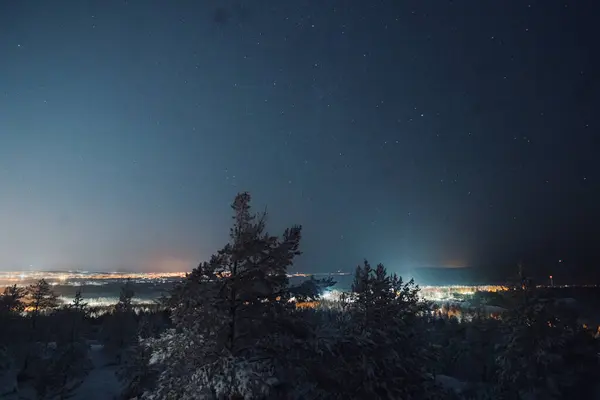 Kış mevsiminde Laponya 'da Rovaniemi üzerinde yıldızlı gökyüzü...
