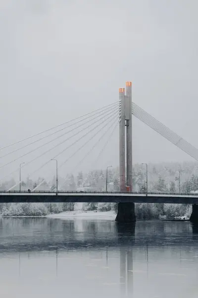 Rovaniemi, Laponya 'daki Oduncu Mum Köprüsü' ne kar yağıyor.