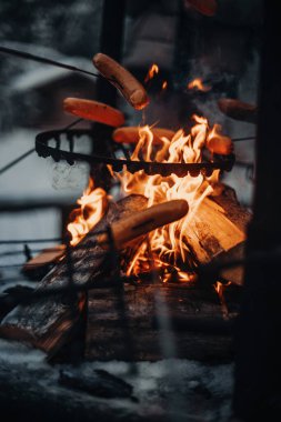 Korouoma Kanyonu, Laponya 'da açık ateşte sosis pişirmek.