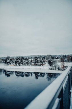 Ounasvaara Ormanı ve Laponya, Rovaniemi 'deki köprüden tepe manzarası