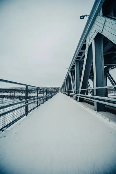 Laponya 'da kışın Rovaniemi demiryolu köprüsü üzerinde karlı bir yol