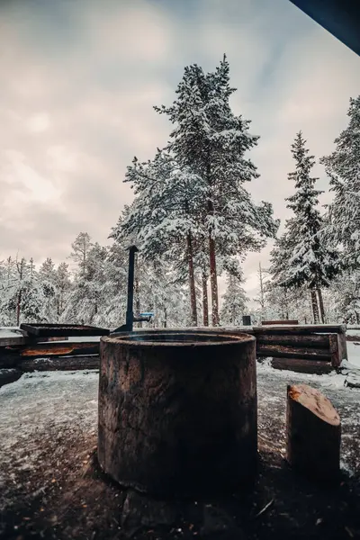 Ounasvaara dışındaki şömine Rovaniemi, Laponya 'daki karlı ormanda.