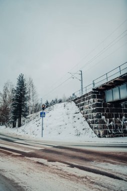 Karlı demiryolu köprüsü Rovaniemi 'de yol kavşağının yanında, kışın Laponya