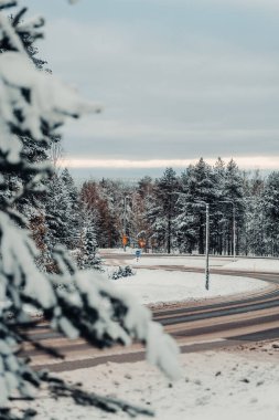 Sonbaharda Laponya, Rovaniemi 'deki Ounasvaara' da karlı bir yol.