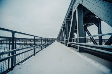 Rovaniemi 'deki demiryolu köprüsündeki karlı patika, kışın nehir üzerinde Laponya