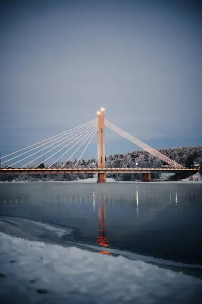 Lumberjack Candlestick Köprüsü Rovaniemi, Laponya 'daki dondurucu nehrin üzerinde.