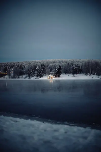 Kışın Ounasvaara 'da sauna Rovaniemi, Laponya' da gece çekildi.