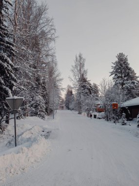 Rovaniemi, Laponya 'da Syvasenvaara Mahallesi kışın karlı yol