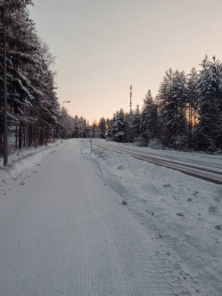Karlı Syvasenvaara yolu kışın gün batımında Rovaniemi, Laponya 'da