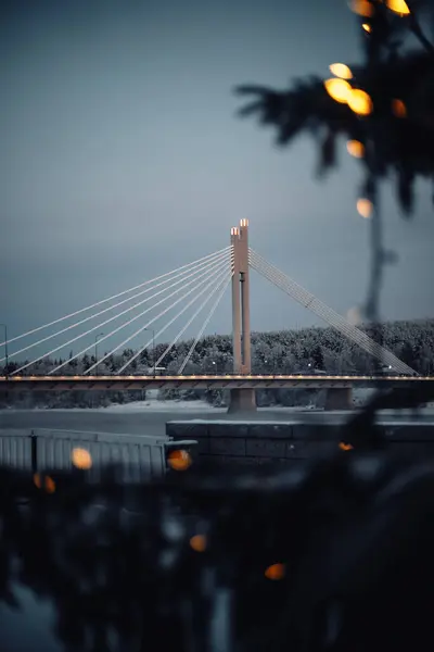 Lumberjack Candlestick Köprüsü Rovaniemi, Laponya 'daki Noel ışıklarının arkasında