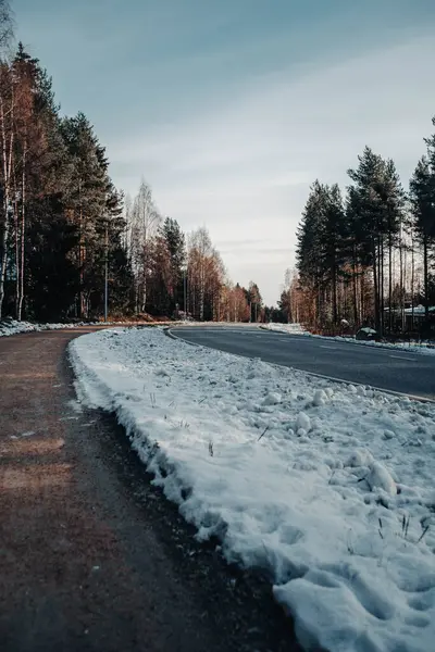 Rovaniemi 'de yolun yanındaki kar, sonbaharda Laponya