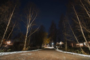 Sonbaharda sokağın yukarısında gökyüzü Rovaniemi, Laponya 'da