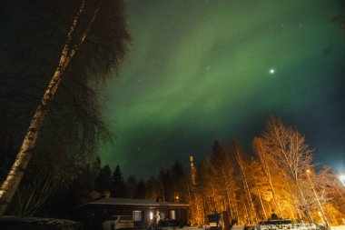 Rovaniemi, Laponya 'daki bungalovun üstündeki Aurora borealis.