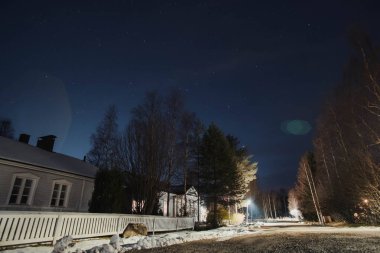 Gece gökyüzü Rovaniemi, Laponya 'da evler ve caddeler üzerinde