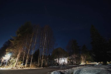 Rovaniemi, Laponya 'daki Syvasenvaara Mahallesi üzerinde yıldızlı gece gökyüzü