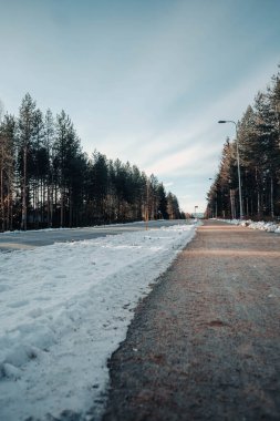 Sonbaharda Rovaniemi, Laponya 'da yolun yanında biraz kar.