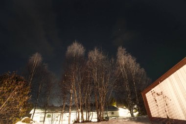 Rovaniemi 'de gece gökyüzü, Syvasenvaara Mahallesi üzerinde Laponya