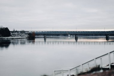 Kemijoki üzerindeki demiryolu köprüsü Sonbaharda Rovaniemi, Laponya 'da
