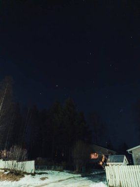 Rovaniemi, Laponya 'daki evlerin üzerinde yıldızlı gece gökyüzü