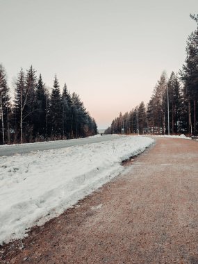 Rovaniemi, Laponya 'da sonbaharda karlı bir yol