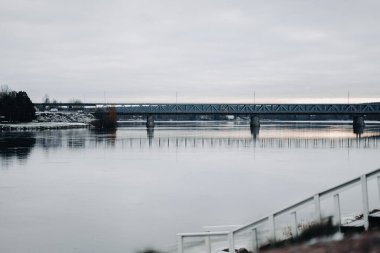 Kemijoki üzerindeki demiryolu köprüsü Sonbaharda Rovaniemi, Laponya 'da