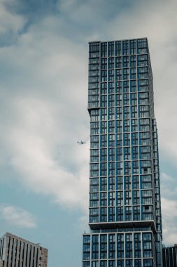 Vauxhall, Londra, İngiltere 'deki kule bloğunun arkasındaki uçak.