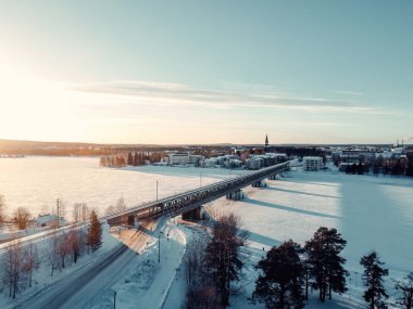 Rovaniemi, Laponya 'daki Ounasjoki nehri üzerindeki demiryolu köprüsünün havadan görüntüsü.