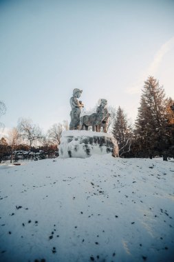 Güneşli bir günde, kar altındaki heykeller Rovaniemi, Laponya 'da