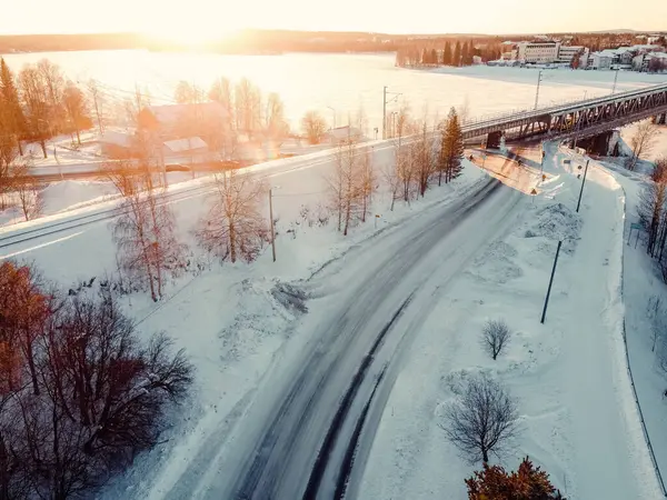 Güneş 'in Rovaniemi, Laponya' daki karlı demiryolu hattı üzerindeki hava manzarası.