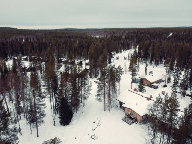 Kışın karlı ormanda tahta kulübeler Rovaniemi, Laponya 'da