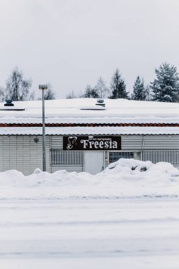 Kışın Laponya, Rovaniemi 'de karla kaplı Freesia mağazası