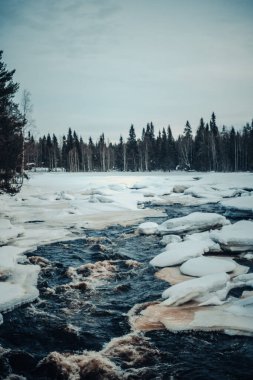 Rovaniemi, Laponya 'daki Vaattunkikongas' ta donmuş nehirde hızlı su.