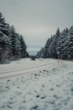 Karlı caddedeki araba Rovaniemi, Laponya 'daki Syvasenvaara mahallesinden geçiyor.