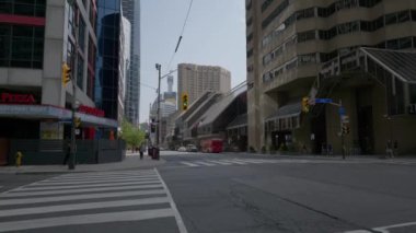 Toronto şehir merkezinde trafik ışıklarıyla kesişen yol, Rec709 4k