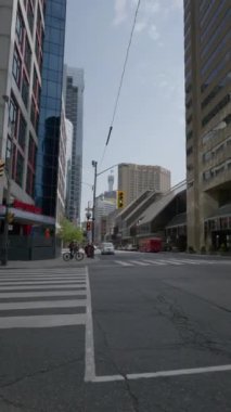 Toronto şehir merkezinde trafik ışıklarıyla kesişen yol, dikey geri 709 4k