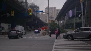 York Caddesi, Toronto, Rec709 4k 'de trafik ışığı altında giden arabalar.