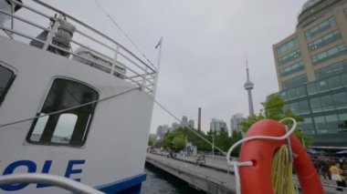 Ontario Gölü, Toronto, Rec709 4k 'deki Oriole teknesinden CN Kulesi manzaralı.