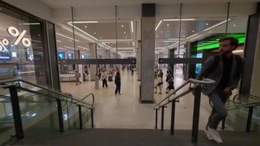 POV Toronto Union İstasyonu, Rec709 4k merdivenlerinden iniyor.