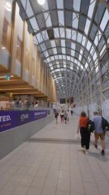 POV Toronto Union istasyonunda koridorda yürüyor, dikey dikey dikey 4k